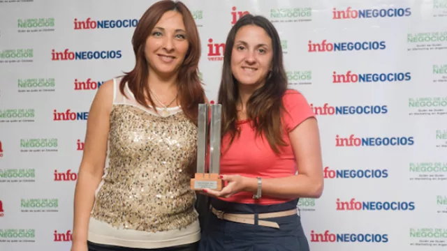 Denise Berger, de Claro, recibe de Marcela Caballero el premio Destacado de Marketing 2012 en la categoría comunicaciones móviles