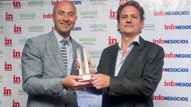 Flavio Olivier, de InfoNegocios, entrega el premio Destacados 2012 en la categoría retail - supermercados a Diego Mémoli de Disco (Jumbo Retail)