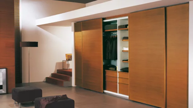 Puertas deslizantes enchapadas en madera con varias opciones de lustre y perfiles verticales de madera maciza. La iluminación escenográfica es una constante.