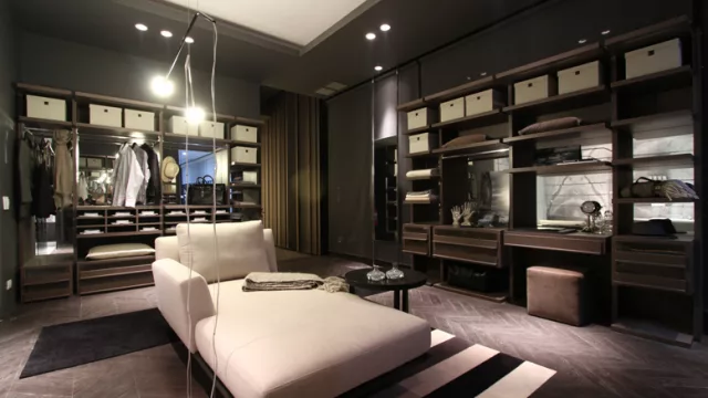 La organización puede prever un área para caballero, para dama, por estación o tipo de prenda: deportiva, de noche, de diario, entre otras. 