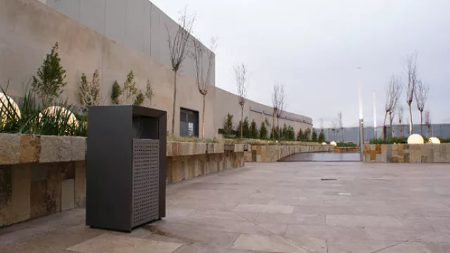 Los cestos fabricados con láminas perforadas tienen aros internos para colocar las bolsas de residuos ocultas para no perjudicar la imagen integral de un patio.