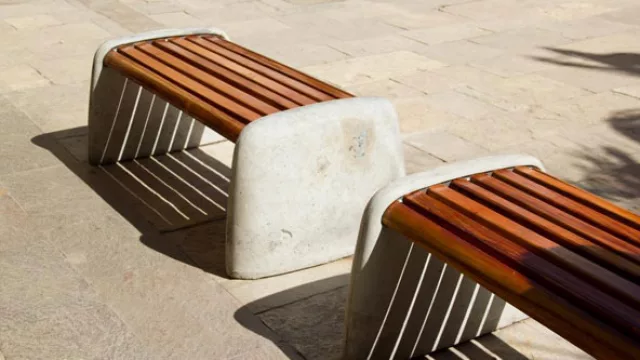  Bancos modelo Peble, de  madera o  chapa perforada combinada con el hormigón,  ideales para parques o plazas. Simples y con resolución estética.