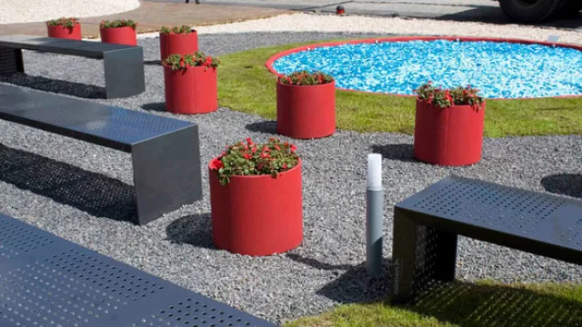 Los bancos están fabricados bajo condiciones estrictamente anti-vandálicas y se pueden combinar por ejemplo con porta maceteros de láminas perforadas.