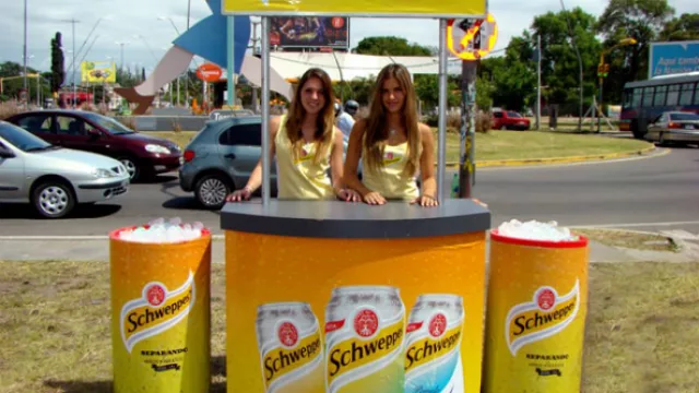 Schweppes sale a la calle a sorprender a los cordobeses
