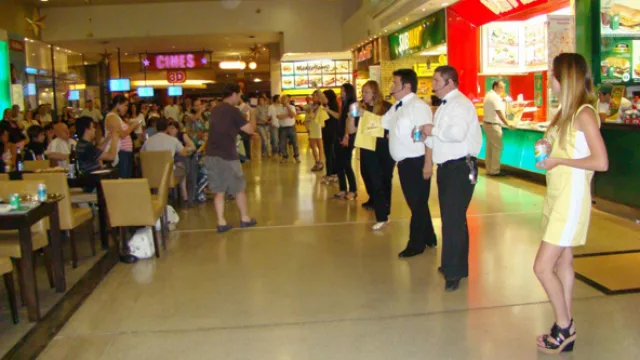 Los 8 cantantes líricos vestidos de mozos ya sorprendieron al público en Dinosaurio Mall Rodriguez Del Busto, Nuevocentro Shopping y Dinosaurio Mall de Alto Verde.