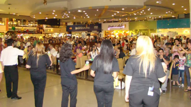 La gente, sorprendida, captando el momento con sus celulares