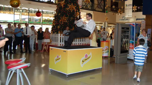 La silla invisible también sorprendió a la gente en los shoppings