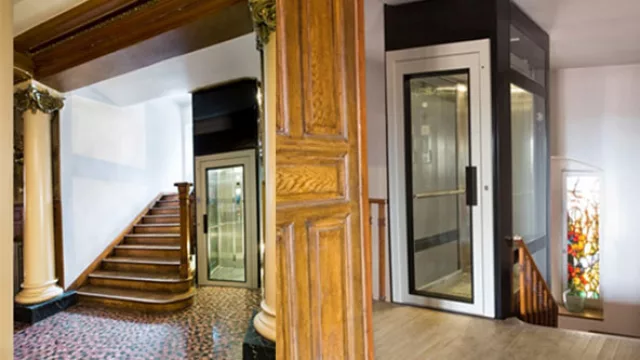 Hay cabinas transparentes (las más elegidas) de policarbonato que permiten una visual de 360º con terminaciones en acero, o bien completamente de acero inoxidable.