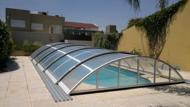 Las coberturas telescópicas con estructuras de baja altura- conocidas como Mini Swim- permiten cubrir y descubrir la piscina durante los 365 días del año.