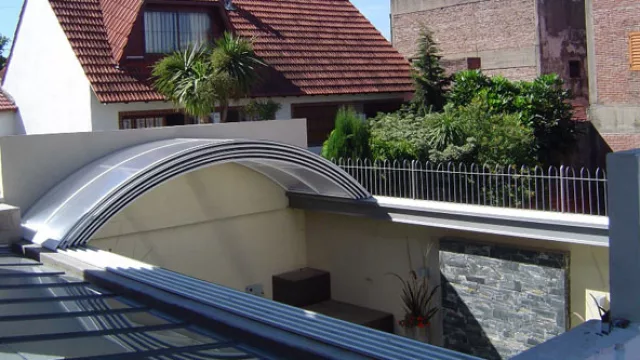 El diseño parabólico de estas estructuras las hace especialmente resistentes para soportar nevadas y fuertes vientos.