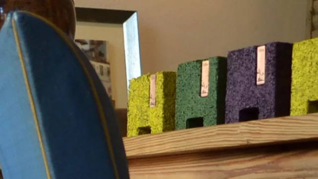 Simpáticos maceteros fabricados a partir de la viruta  de las cubiertas de automóviles. El reciclaje está presente taxativamente.