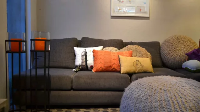 Los almohadones de lana de oveja descontracturan y ponen una veta natural. Ideales para complementar el sofá.