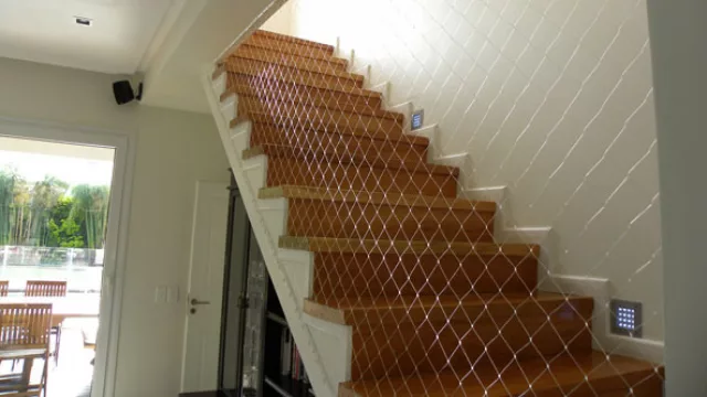 Gracias a las redes protectoras, una escalera interior dejó de representar un peligro latente para los usuarios de la circulación.