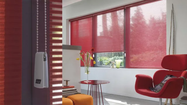 Dos telas de tejido doble, dispuestas en secciones horizontales; opacas y translúcidas que se deslizan unas sobre las otras, generan diversidad de efectos.