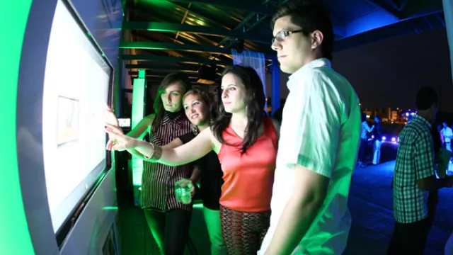 Office Media presentó el Libro de los Negocios en pantallas gigantes y táctiles 