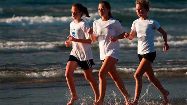 Vértigo cotidiano y alimentación desbalanceada “intoxican” a las uruguayas. El 51% se relaja con actividad física