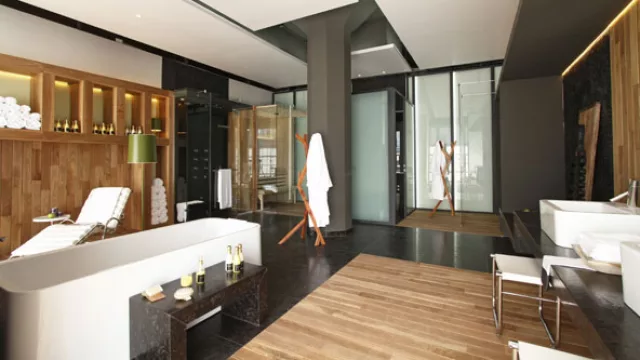 La alianza de materiales nobles (mármol, vidrio y madera) y tonos oscuros definen un espacio destinado al rélax del cuerpo y la mente. 