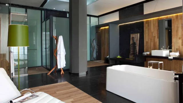 Los juegos de planos del cielorraso acompañan el dibujo del piso y ocultan la luz difusa.