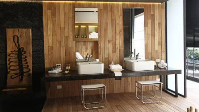 La mesada de granito Antique Brown terminación Leather contiene dos bachas. Complementan  asientos para maquillarse, higienizarse, etcétera.