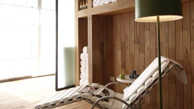 La sala de baño responde con pocos recursos a crear un ámbito de relajación donde la madera y las sensaciones son protagonistas.