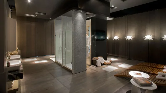 El sector duchas, limitado por placas  de  piedras blancas 