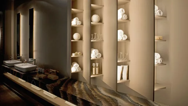 Impactante mesada de mármol "Rosso Luana" con dos bachas   rectangulares en color blanco, y grifería  de alta gama de Roca.