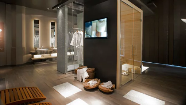 El sauna se centra en el espacio, con la sofisticación que le suma la transparencia de sus envolventes.