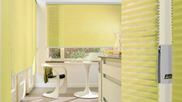 Gracias a la cadenilla sin fin el accionamiento manual es sencillo, suave y silencioso. La tela opaca y la translúcida se deslizan regulando la luz deseada.