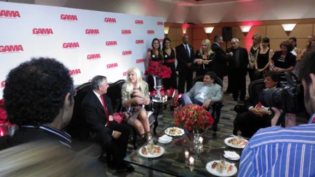 La Diva de los teléfonos conversa cómodamente en el living especialmente preparado para ella