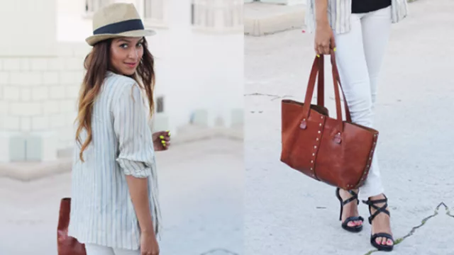 Camisa a rayas en vez del tradicional blazer monocolor, con pequeño sombrero en beige y cinta negra.