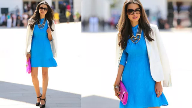 Vestido en azul eléctrico de villela o alguna tela vaporosa de verano, sacale la estructura del blazer y llevalo con una cazadora de jeans blanco puro + sobre fucsia.