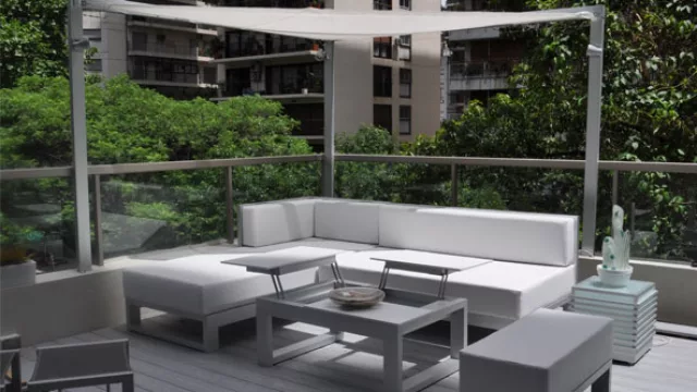 Muebles de exterior con diseños contemporáneos en colores anodizados natural, bronce o bien pintados en blanco, negro o marrón.