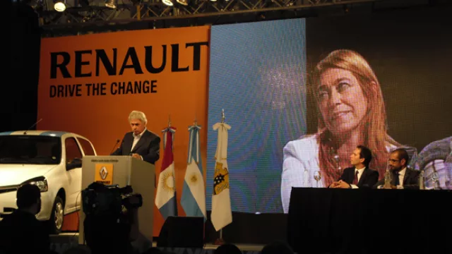 La Ministra de Industria sonríe durante el discurso del gobernador, cargado de reclamos hacia el Gobierno nacional