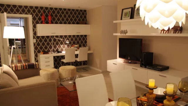 Cardinales Río IV. Los muebles del escritorio y del tele, diseño de las interioristas, se proponen en  superficies lisas, laqueadas en blanco brillante.