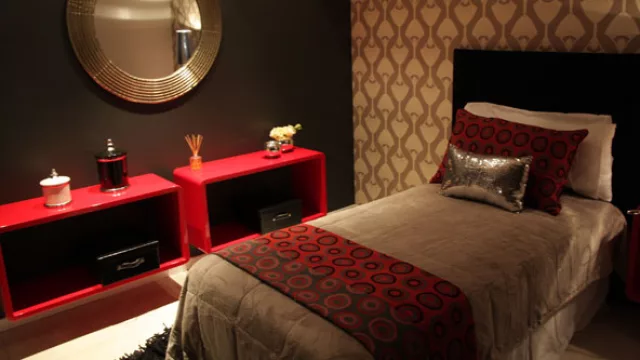 Cardinales Río IV. El segundo dormitorio tiene mucha personalidad. Se trabajó con tonos oscuros y diseños osados en el revestimiento de papel, con estridencias en los detalles.