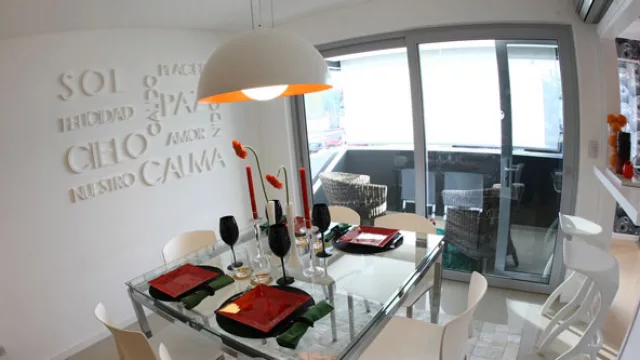 Alto Panorama en Córdoba. El ambiente principal crea tres subsistemas que se amplifican gracias a las transparencias, el uso de colores  y la luz natural.