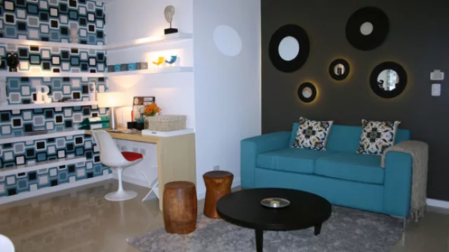 Alto Panorama en Córdoba. El sillón turquesa es el principal elemento que determina y ordena la paleta de colores seleccionada. 