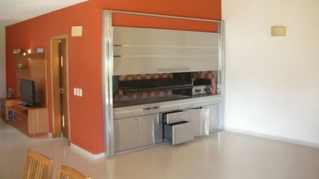 La elegante resolución de los componentes que conforman el asador lo habilita a ingresar a la casa y formar parte del comedor e incluso complementarse con la cocina.