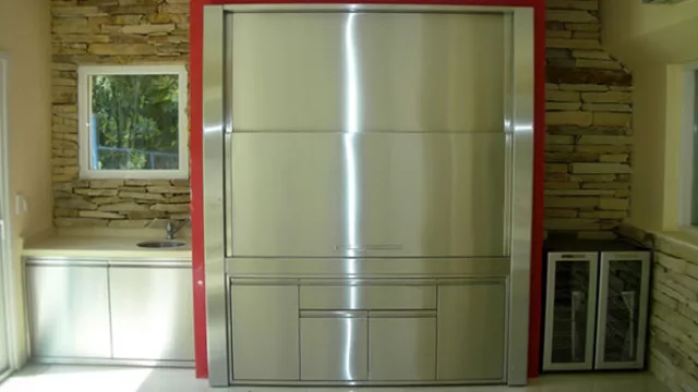 La tapa guillotina contrapesada no se deforma porque tiene aislación térmica, se frena en cualquier posición y permite regular el tiraje. Versión en acero inoxidable.