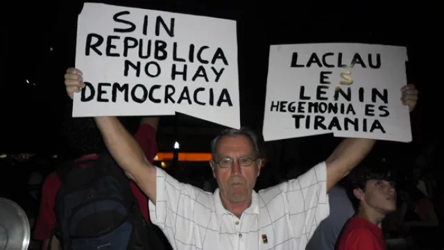 El pluralismo agonal de Laclau saltó de los libros a las plazas: ellos o nosotros, ¿de qué lado estás?