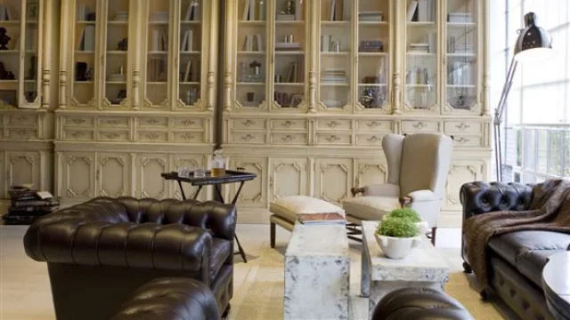 Silvia Baralia y Pablo Greno Pastrana idearon la “Biblioteca”, una estancia clásica y muy personal.