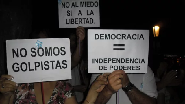 Democracia = Independencia de poderes.