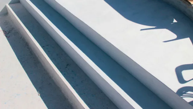 Una vez que se aplicó el revestimiento, la pileta estará lista para llenarla. Recordá que una pileta con pintura previa debe lijarse para remover los restos.