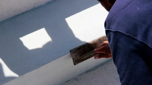 La aplicación es sencilla y se realiza con llana metálica. No obstante, se recomienda que los trabajos se hagan con mano de obra especializada.