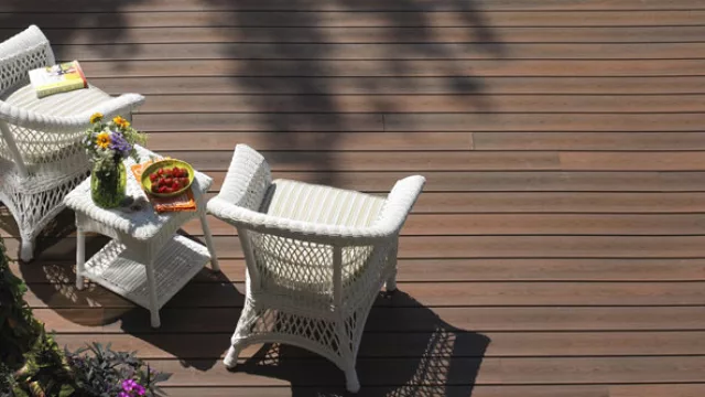 No  es necesario protegerlos con aceites ni barnices. Trapito húmedo con agua y jabón doméstico y nada más.