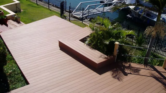 Es un producto  ecológico que se fabrica con materiales reciclados y reciclables, por lo tanto no daña al medio ambiente ni fomenta la deforestación de las selvas tropicales.