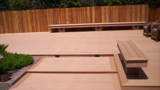 Las tablas de madera tecnológica dan carácter a  los solados y revisten  el equipamiento fijo del espacio exterior.