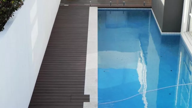 Es posible crear diversos diseños en los solados, colocando las tablas en distintas direcciones. La cualidad de ser antideslizante lo  postula como ideal para  el entorno de la piscina.