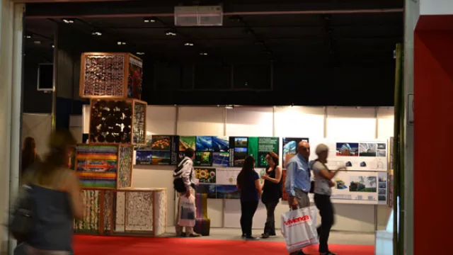  En el recorrido entre los distintos pabellones se expuso una escultura de cubos transparentes encolumnados que contenía distintos materiales.