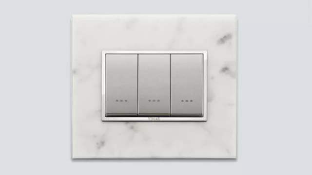 Mármol. Tapas embellecedoras de los más insólitos materiales: cuero, madera, vidrio, aluminio, piedra…. Terminaciones biseladas, rectas o levemente redondeadas.